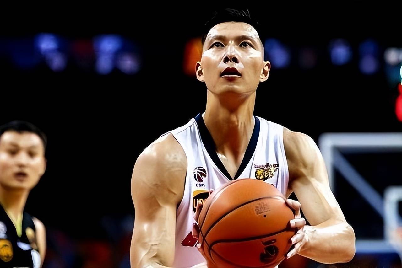 易建联：27岁娶巴西足球宝贝，36岁退役，生两儿子成人生赢家