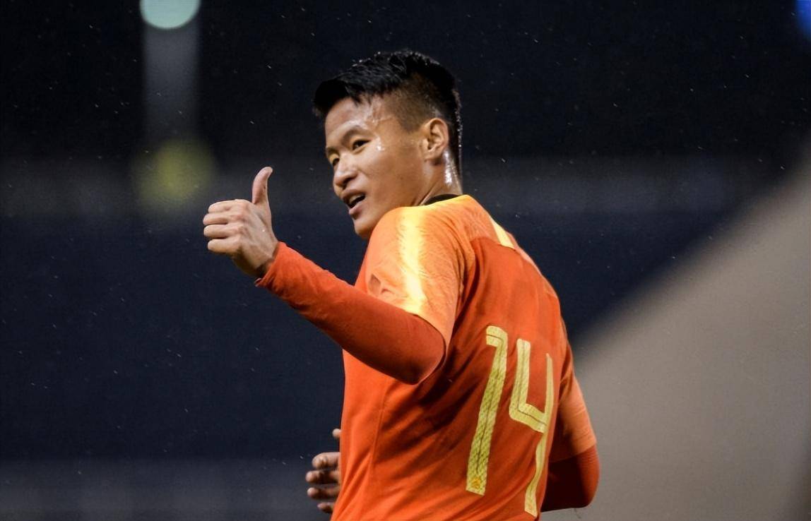 国际足联在1月29日正式官宣确定邀请国足参加2026年美加墨世界杯，将跟喀麦隆和神秘之师分到一组，目标拿4分直接晋级淘汰赛被辟谣是假新闻